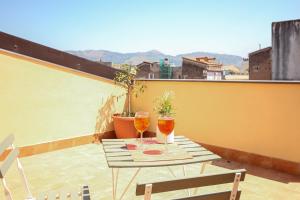 Cảnh núi rừng hoặc tầm nhìn ra núi từ căn hộ