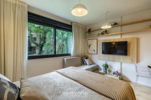a bedroom with a bed and a large window at Studio de luxo e Sofisticado no Moinhos LBO203 in Auxiliadora +20 photos