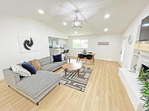 un soggiorno con un divano e un tavolo di Charming House Central Dallas a Dallas