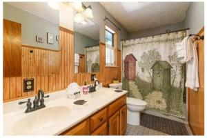 un baño con lavabo e inodoro en Riverside Dreamin, en Sevierville 25 fotos más