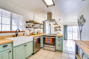 Gallery image of Desert Escape - Hot Tub, Fire Pit and Grill in Landers