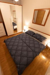 a bedroom with a large bed with a mirror at Sailors Lodge - 3 min to beach in Pula