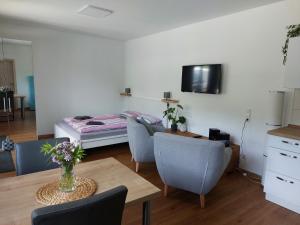ein Wohnzimmer mit Tisch und Bett in der Unterkunft Ferienwohnung Moselliebe in Lehmen