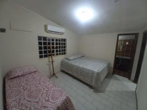 ein Schlafzimmer mit einem Bett und einem Fenster in der Unterkunft Casa com piscina in Palmas + 23 Fotos
