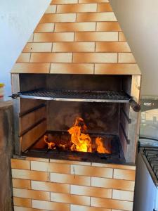 einen Grill mit einem Feuer darin in der Unterkunft Casa com piscina in Palmas