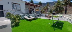 a yard with green grass on a house at Vv Casa Mercedes puesta de sol WiFi garantizada in Vallehermoso