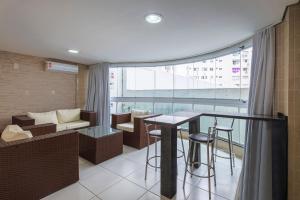 a living room with a table and chairs and a couch at ITNC013 - Avenida Atlântica | Amplo apê com 3Q+3WC in Balneário Camboriú
