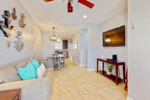 TV a/nebo společenská místnost v ubytování Gulfside Condominiums 14 Port Aransas Condo 1A Unit 14