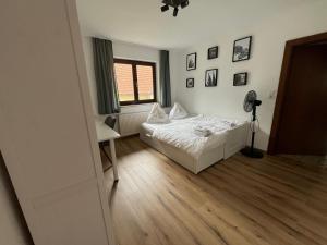 Ένα ή περισσότερα κρεβάτια σε δωμάτιο στο Ferienhaus mit Panoramablick