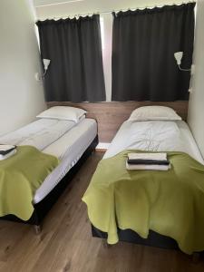 Katil atau katil-katil dalam bilik di Eidavellir Apartments and Rooms