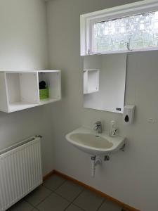 Bilik mandi di Eidavellir Apartments and Rooms