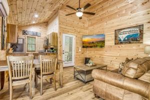 Χώρος καθιστικού στο Queens Quarters, Pickleball Court, Creek, WIFI, Mountain Views, Starting at 79" +35 φωτογραφίες