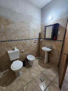 une salle de bains avec toilettes et lavabo dans l'établissement Departamentos Catamarca, à San Fernando del Valle de Catamarca