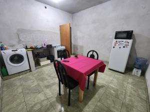 une petite cuisine avec une table et un réfrigérateur dans l'établissement Departamentos Catamarca, à San Fernando del Valle de Catamarca