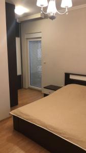 A bed or beds in a room at Topalovich Apartments