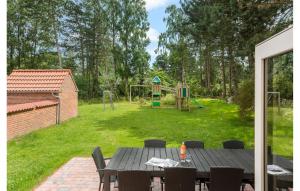 Κήπος έξω από το Cozy Home In Væggerløse With Sauna +37 φωτογραφίες