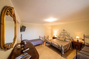 Un dormitorio con dos camas y un espejo. en Portico Rodriguez Abatemarco, en Abatemarco