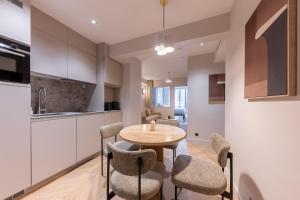 a kitchen and dining room with a table and chairs at Quartier Libre Opera in Paris