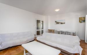 En eller flere senge i et værelse på Gorgeous Apartment In Senj With Kitchen