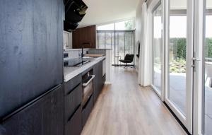 Nhà bếp/bếp nhỏ tại 2 Bedroom Nice Home In Voorthuizen