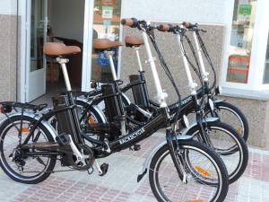 dos bicicletas estacionadas una al lado de la otra frente a una tienda en Apartamento Barbancho, en Casar de Cáceres