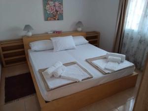 una camera da letto con un letto con asciugamani sopra di Yellow House a Eleftheroúpolis