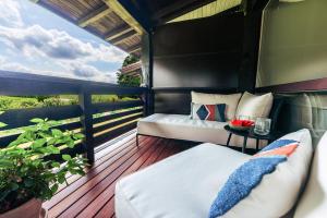 ジークスドルフにあるFerienwohnung Chiemgau Nestのバルコニー(ベッド1台、デッキのテーブル付)