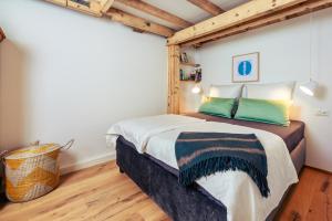 ジークスドルフにあるFerienwohnung Chiemgau Nestの木製の天井の客室で、ベッドルーム1室(大型ベッド1台付)
