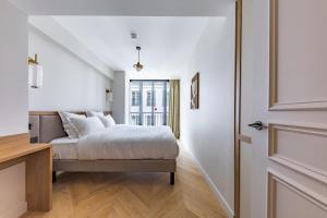 a bedroom with a bed and a door at Quartier Libre Opera in Paris