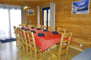 a dining room with a table and chairs in a cabin at Chalet Tres'Orres in Les Orres
