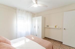 a bedroom with a bed and a ceiling fan at LAS VEGAS CENTRO- HOME RENt MALAGA in Torre del Mar