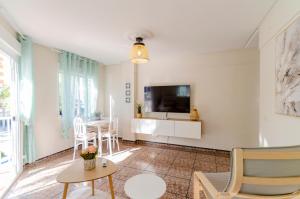 a living room with a tv and a table at LAS VEGAS CENTRO- HOME RENt MALAGA in Torre del Mar