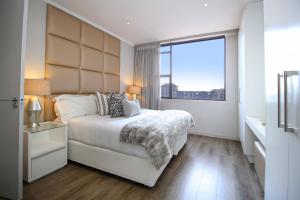 Ένα ή περισσότερα κρεβάτια σε δωμάτιο στο Executive 3 bed apartment with balcony & Executive 2 bed apartment in Sandton +37 φωτογραφίες