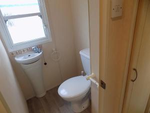 Et badeværelse på WALSHS HOLIDAY PARK, Skegness + 5 billeder