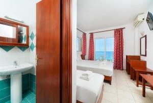 Postel nebo postele na pokoji v ubytování Hotel Smaragdi