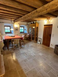 una cucina e una sala da pranzo con tavolo e sedie di Ferienhaus Malterlehen a Marktschellenberg