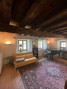 un soggiorno con un divano e un tavolo da biliardo di Ferienhaus Malterlehen a Marktschellenberg