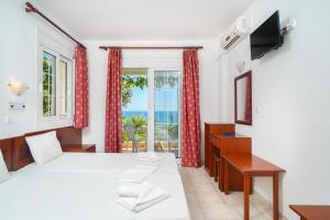 Postel nebo postele na pokoji v ubytování Hotel Smaragdi
