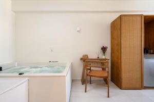 阿吉奥斯普罗科皮奥斯álas cycladic suites的厨房配有水槽和木桌