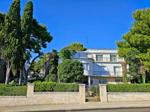 Budova, kde se apartmán nachází + 35 fotografií