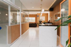 an office lobby with a bar and a couch at Via Brasil Hotel in São Luís