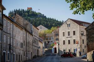 eine Gasse in einer Altstadt mit einem Berg in der Unterkunft Apartment Cozy Sinj in Sinj