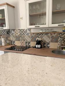 eine Küche mit weißen Schränken und einer Arbeitsplatte in der Unterkunft Apartment Cozy Sinj in Sinj