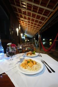 Comida no hotel ou em algum lugar perto