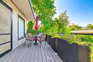 Svalir eða verönd á Grants Pass Getaway with Expansive Deck!