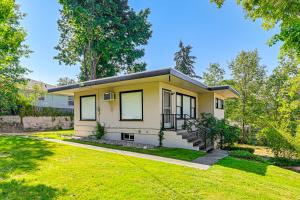 Garður fyrir utan Grants Pass Getaway with Expansive Deck!
