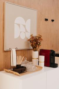 un tavolo con un vassoio con una macchina per il caffè e dei fiori di Via Brasil Hotel a São Luís