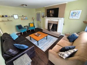 Et opholdsområde på The Bright Brick Beauty Great Back Deck & Yard