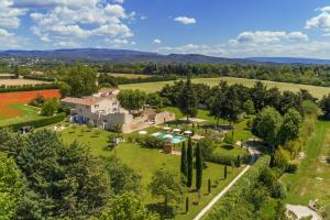 an aerial view of a house with a large yard at Le Mas de la Vinçane in Pernes-les-Fontaines