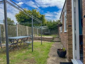 レインハムにあるNew! Cosy Garden Home, Free Parking With Smart TV & Perfect Motorway Accessの裏庭(ピクニックテーブル、柵付)